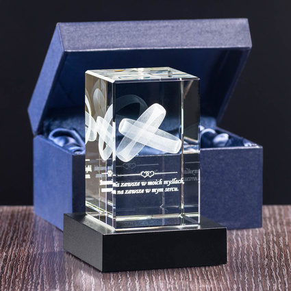Statuetka 3D z grawerem obrączek na podstawce podświetlającej