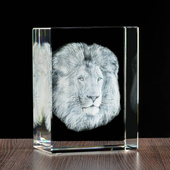 Lew – trójwymiarowe zdjęcie 3D wygrawerowane w kryształowej statuetce 150×200×100 mm