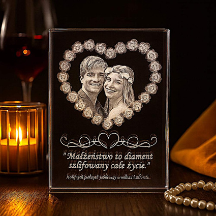 Prezent na rocznicę - zdjęcie w sercu złożonym z róż. Grawer w szkle