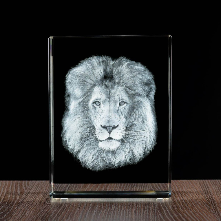 Lew – trójwymiarowe zdjęcie 3D wygrawerowane w kryształowej statuetce 150×200×100 mm