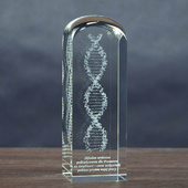 Kwas DNA w statuetce dla lekarza, biologa z możliwością personalizacji