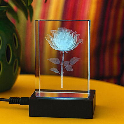 Szklana statuetka 3D z różą – romantyczny prezent na Walentynki Rocznicę