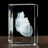 Model serca wygrawewany w statuetce, prezent dla lekarza, adepta medycyny