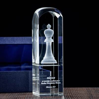 Nagroda za pierwsze miejsce, figura szachowa wygrawerowana w krysztale