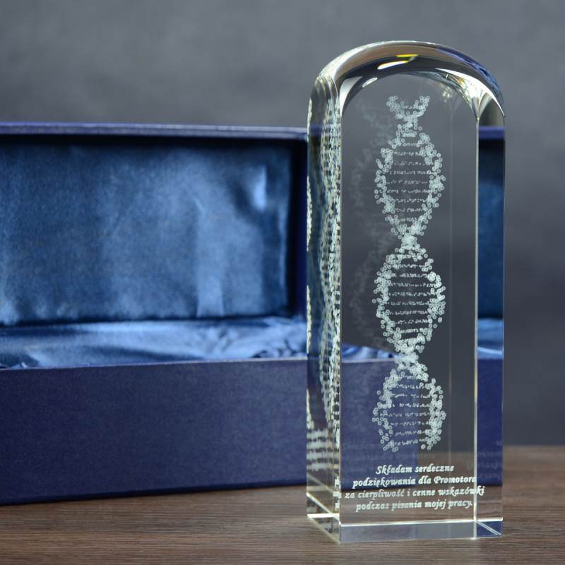 DNA 3D w kryształowej statuetce