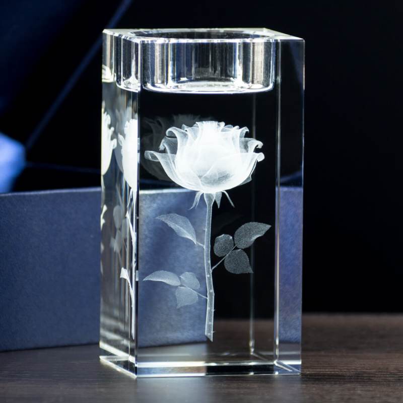 Kryształowy świecznik z grawerem róży 3D